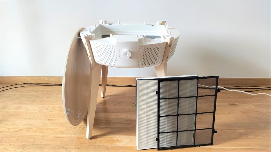 Otwarty stolik z oczyszczaczem powietrza IKEA Starkvind. Obok filtr HEPA i wstępny