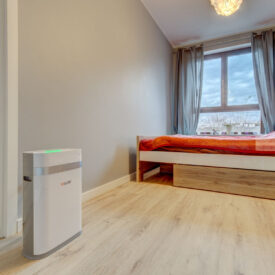 Oczyszczacz powietrza Welltec APH225 w sypialni.