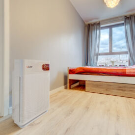 Oczyszczacz powietrza Welltec APH450 w sypialni.