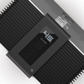 Nawilżacz powietrza Stadler Form w kolorze biało-czarnym, panel sterowania i wyświatlacz