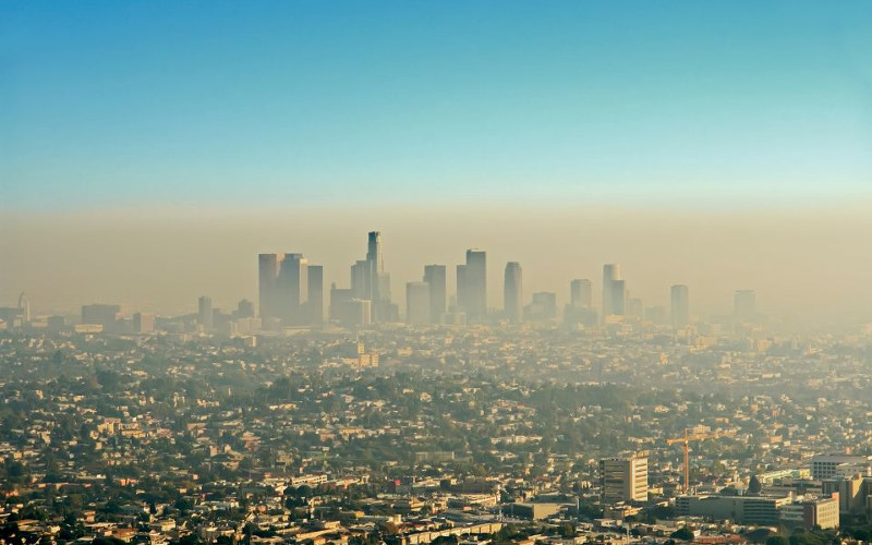 Smog fotochemiczny nad miastem