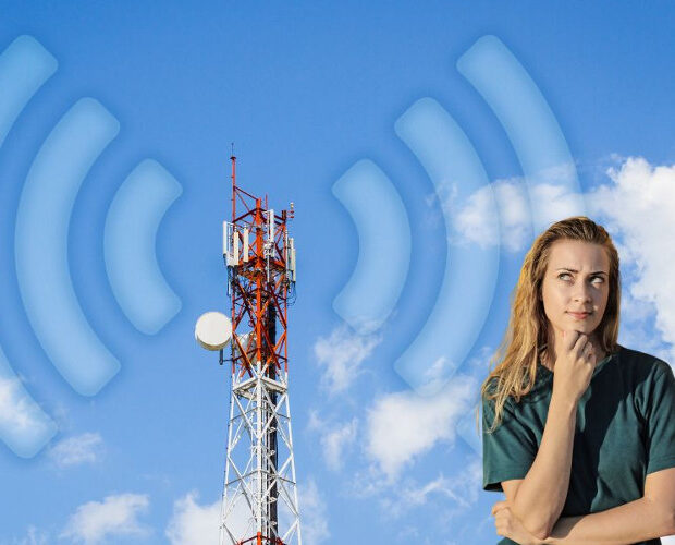 wieża transmisyjna, fale wifi i kobieta