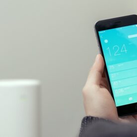 smartfon z aplikacją do monitorowania smogu