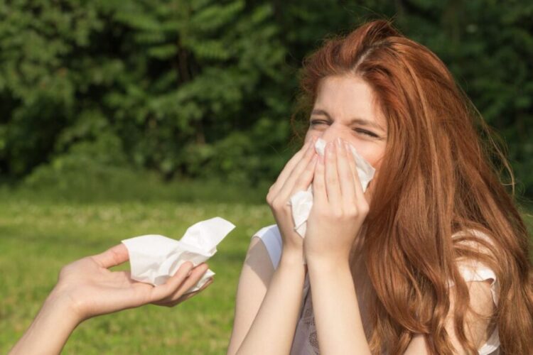 Kobieta z objawami alergii