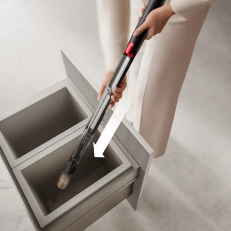 Dyson PencilVac - opróżnianie pojemnika na kurz