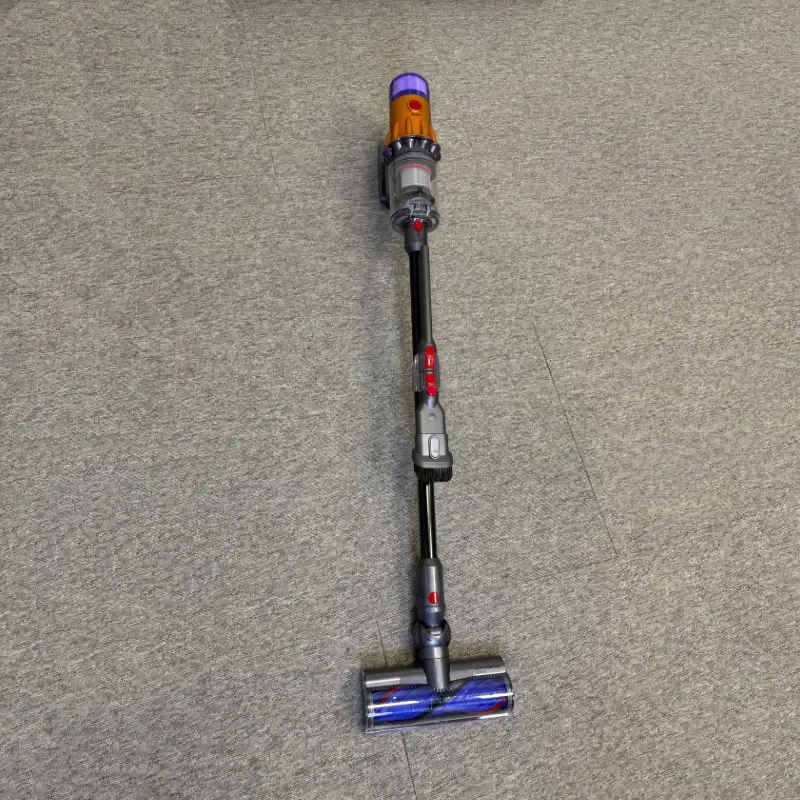 Dyson V12 Slim Detect Absolute na wykładzinie