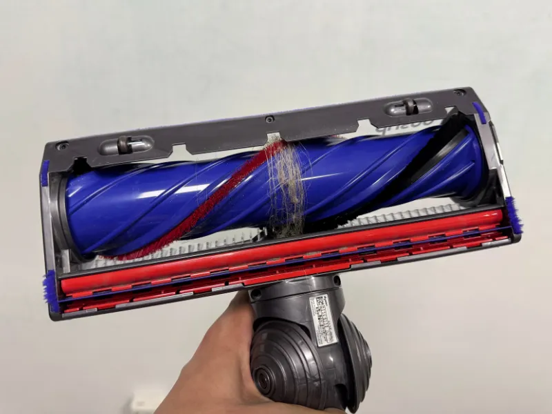 Elektroszczotka odkurzacza Dyson z zaplątanymi włosami
