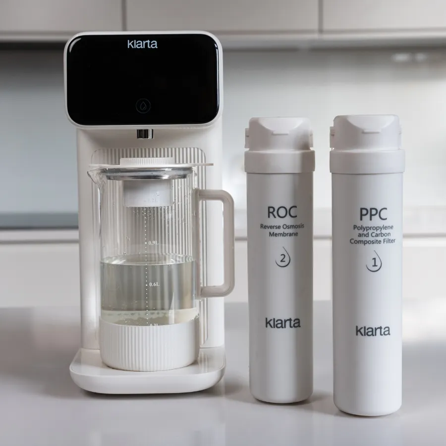 Filtr do wody z odwróconą osmozą Klarta Aqva na blacie w kuchni. Źródło: Klarta.pl