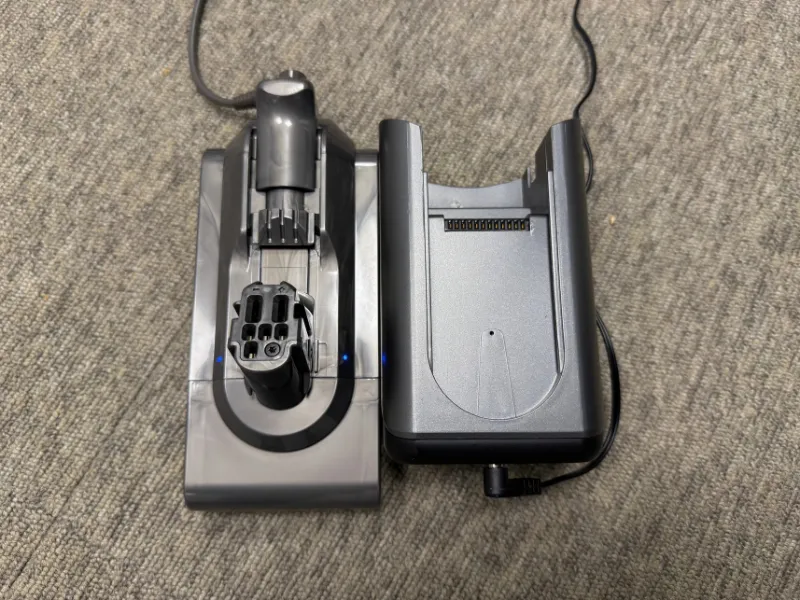 Ładowanie baterii. Dyson V12 Detect Slim Absolute vs HYGSE handy