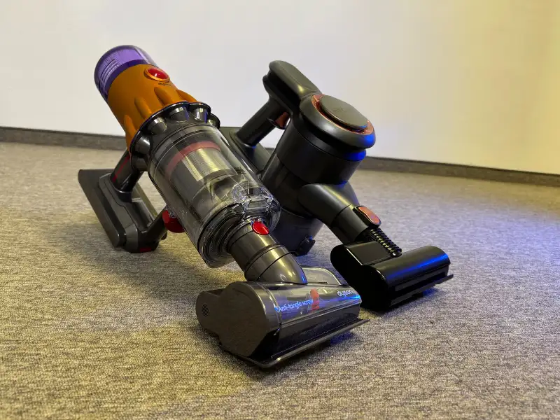 Dyson V12 Detect Slim Absolute vs Hygse handy - odkurzanie ręczne