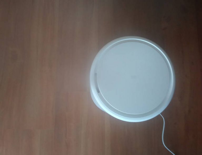 Para wodna wydobywająca się z nawilżacza Xiaomi Mi Smart Antibacterial Humidifier