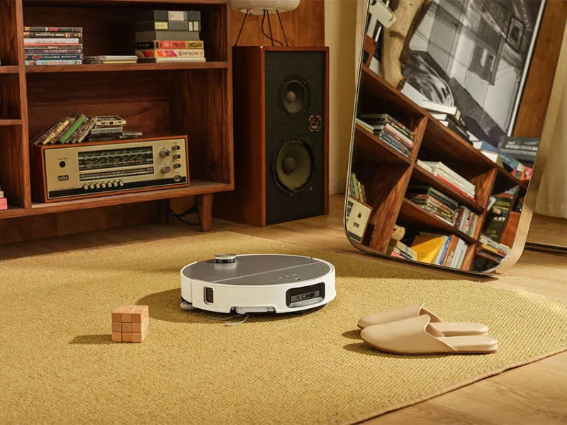 Roborock Saros 10 podczas odkurzania