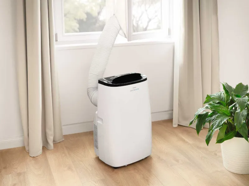 Sencor SAC MT1803CH podłączony do okna
