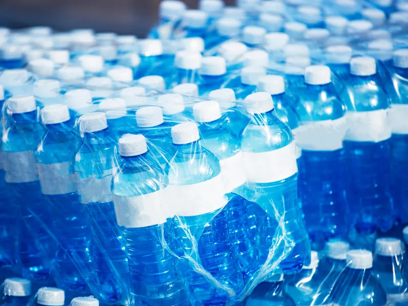 Woda w plastikowych butelkach