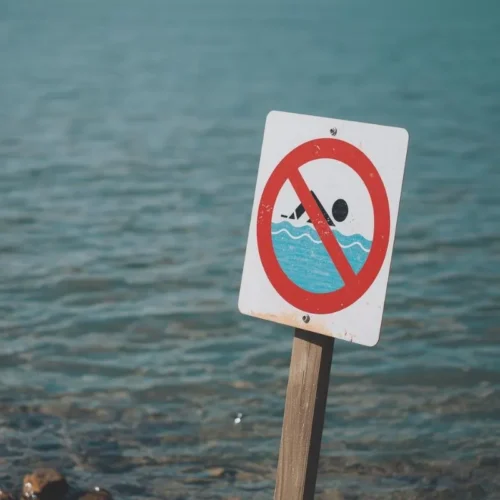 zakaz kąpieli w wodzie