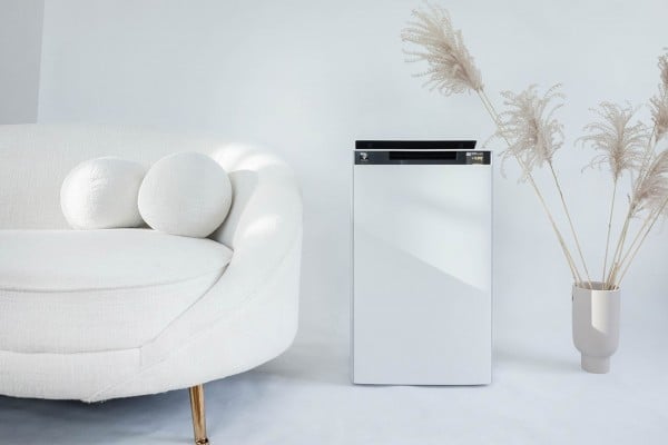 biały Sharp KI-TX100EU-H w salonie