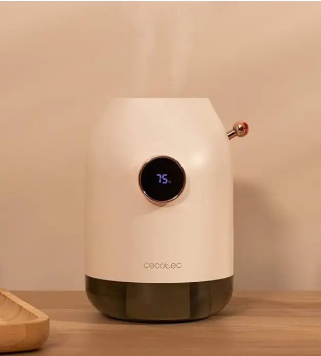 Cecotec Pure Aroma Cordless 550 ml na blacie. Źródło: materiały producenta Cecotec.