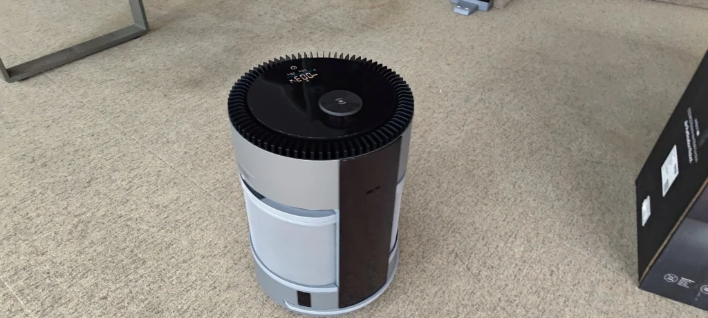 Ecovacs Airbot Z1 w trakcie przejazdu i mobilnego oczyszczania powietrza