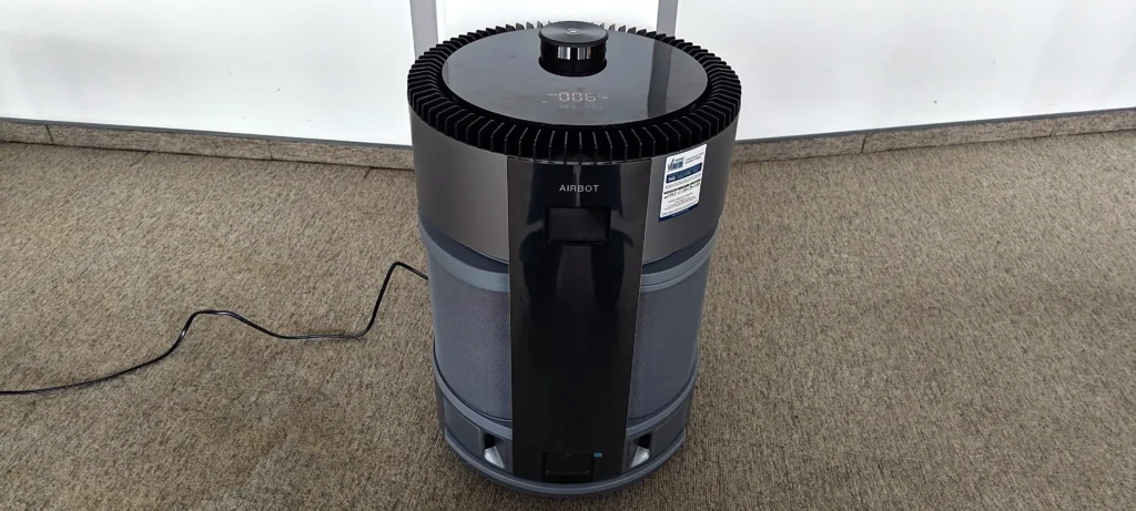 Ecovacs Airbot Z1 i przód oczyszczacza. Materiały własne Ranking-Oczyszczaczy.pl