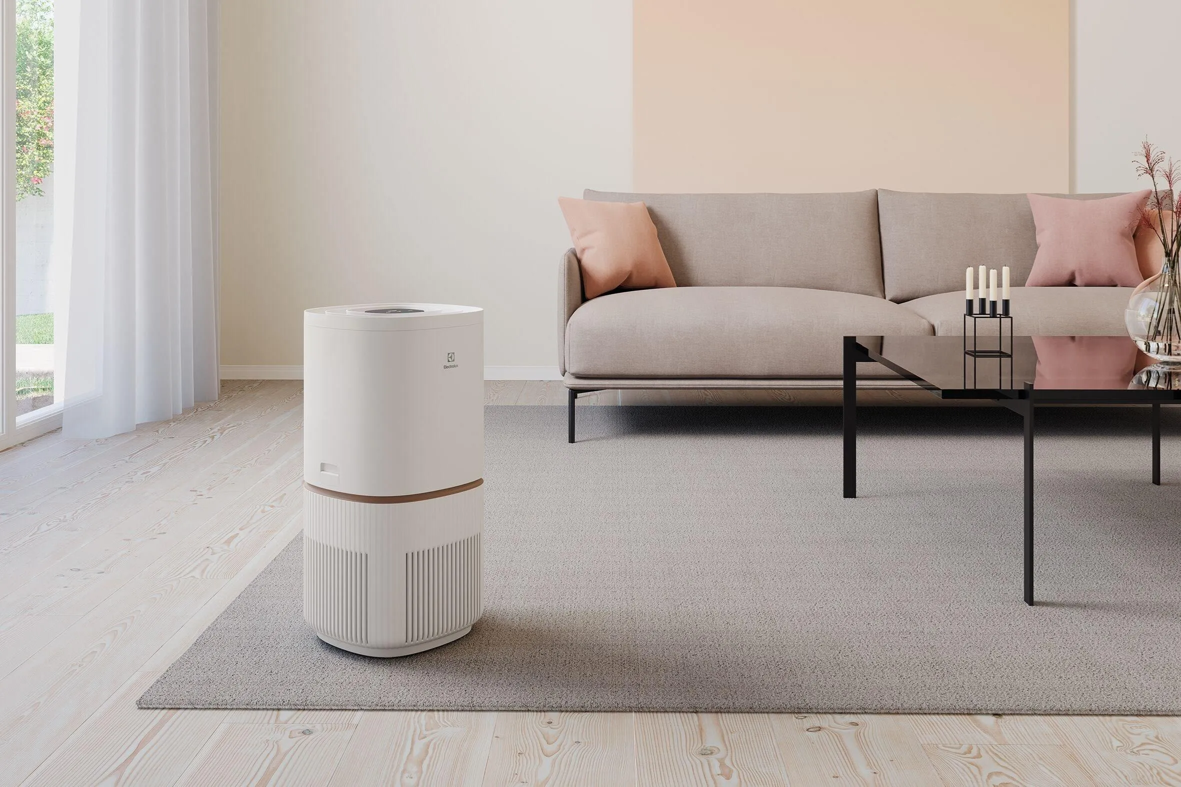 Oczyszczacz Pure 500 na dywaniku w salonie. Materiały producenta Electrolux