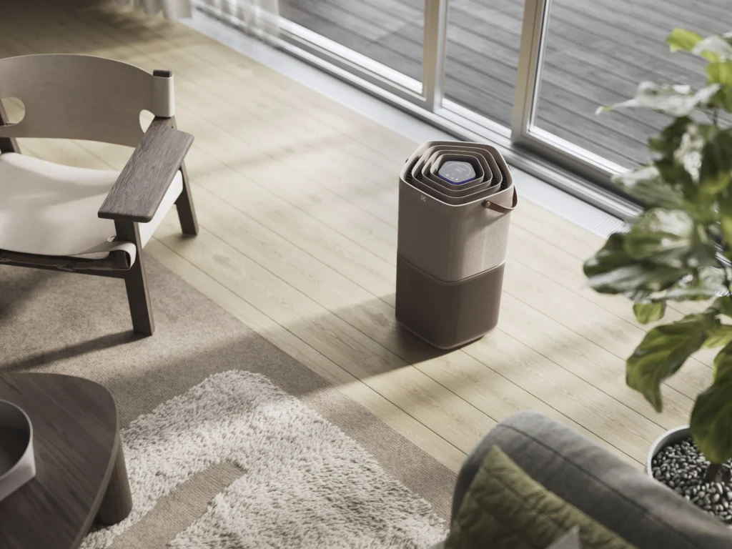 Electrolux Pure 600 EPO60571BG w salonie, przy balkonie. Źródło: Materiały producenta Electrolux