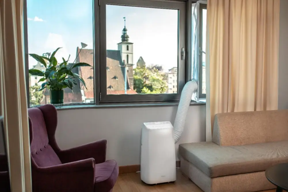 Fersk Vind 2 WiFi HEPA i rura wyprowadzona przez okno w mieszkaniu