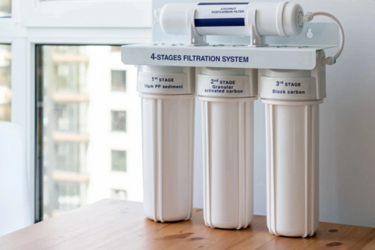 Podblatowy filtr odwróconej osmozy postawiony na blacie. Źródło: Canva.com