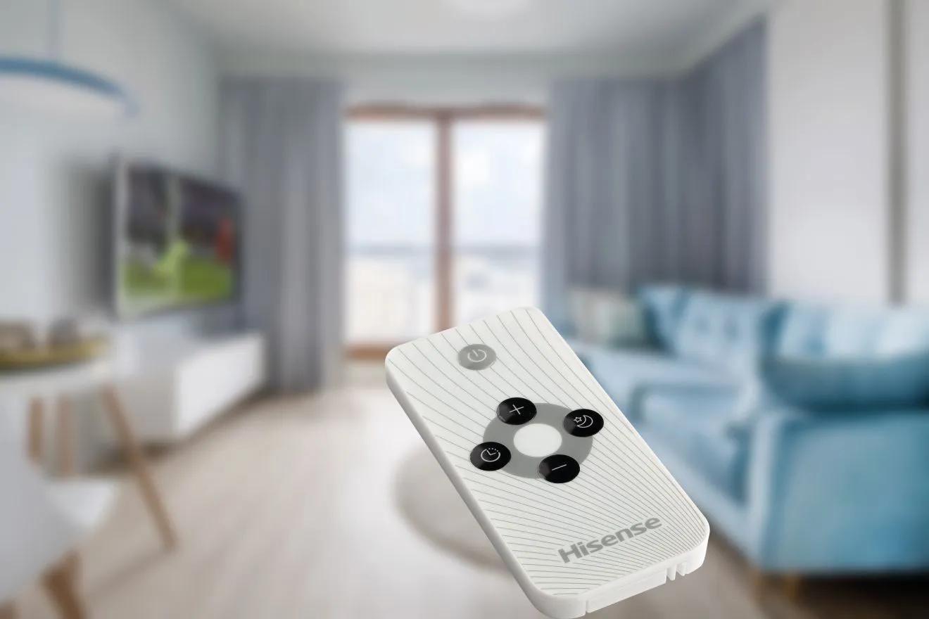 Hisense AP220H pilot do obsługi. W tle salon. Materiały producenta Hisense