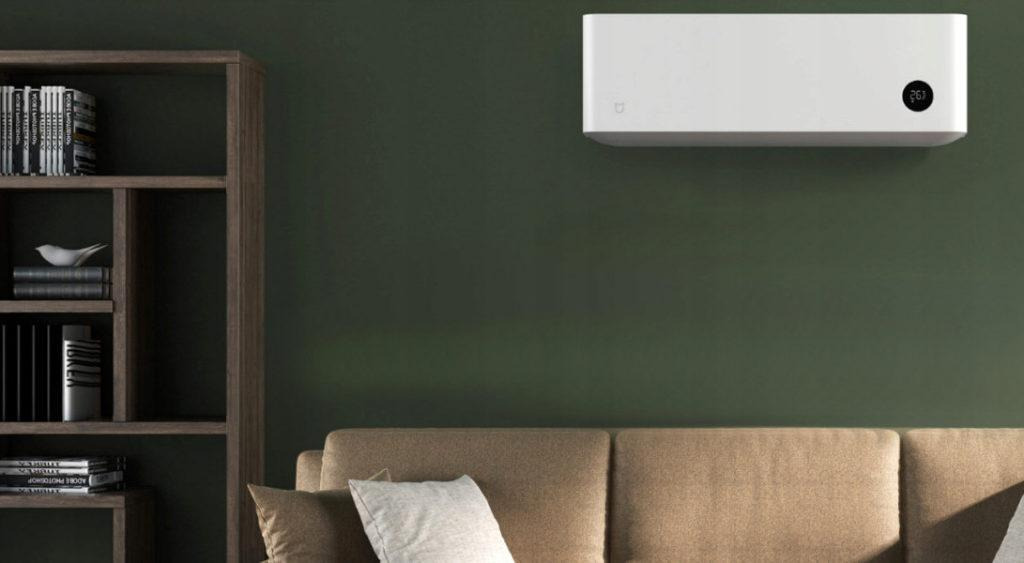 Klimatyzator typu split marki Xiaomi w salonie. Źródło: materiały producenta Xiaomi