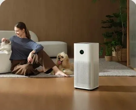 Kobieta z psem i oczyszczaczem powietrza Xiaomi Air Purifier 6. Źródło: Mi-Store.pl