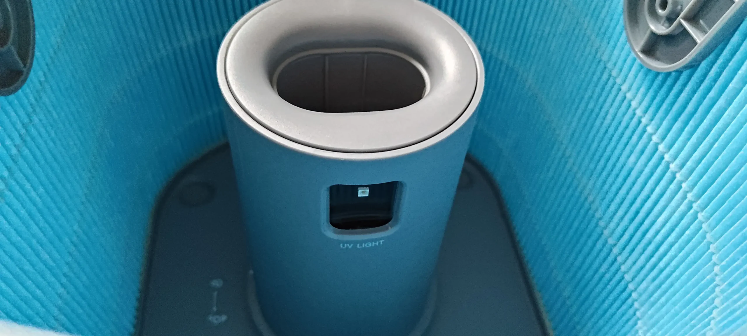 Lampa UV-C w środku filtra Ecovacs Airbot Z1. Materiały własne Ranking-Oczyszczaczy.pl