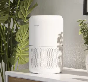Levoit Core 300-RAC HEPA w salonie z kwiatami. Źródło: Levoit.com
