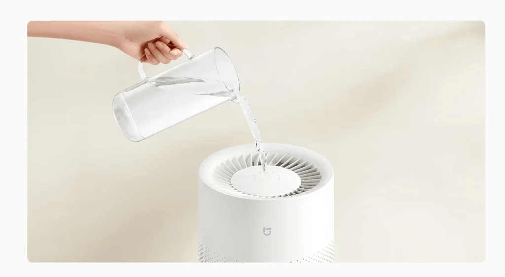 Nalewanie wody od góry do zbiornika w Xiaomi Smart Evaporative Pro. Źródło: Materiały producenta Xiaomi