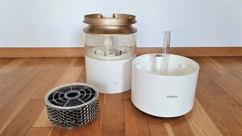 Rozebrany nawilżacz ewaporacyjny Smartmi Rainforest Humidifier. Od lewej strony widzimy: Filtr nawilżacza, górną pokrywę wraz z wiatrakiem oraz zbiornik na wodę wraz z pompką. Materiały własne Ranking-Oczyszczaczy.pl