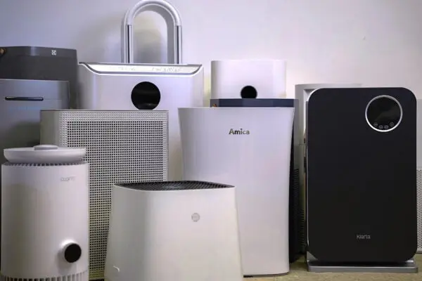 Zestawienie różnych oczyszczaczy powietrza w naszym biurze. Źródło: Materiały własne ranking-oczyszczaczy.pl