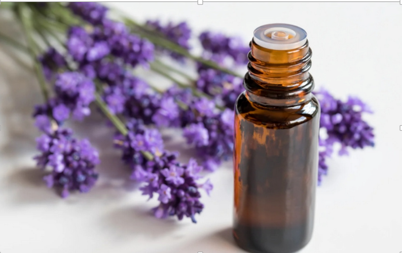 Naturalny olejek lawendowy do aromaterapii. Źródło: Canva.com