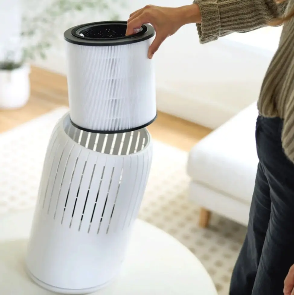 wymiana filtrów w otwartym oczyszczaczu powietrza Bosch Air 4000. Źródło: materiały producenta Bosch.