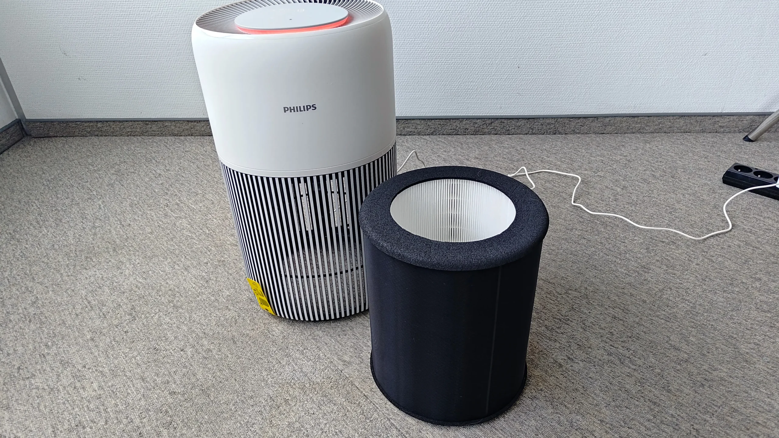 Philips AC2220/10 przód wraz z wyjętym filtrem. Materiały własne Ranking-Oczyszczaczy.pl