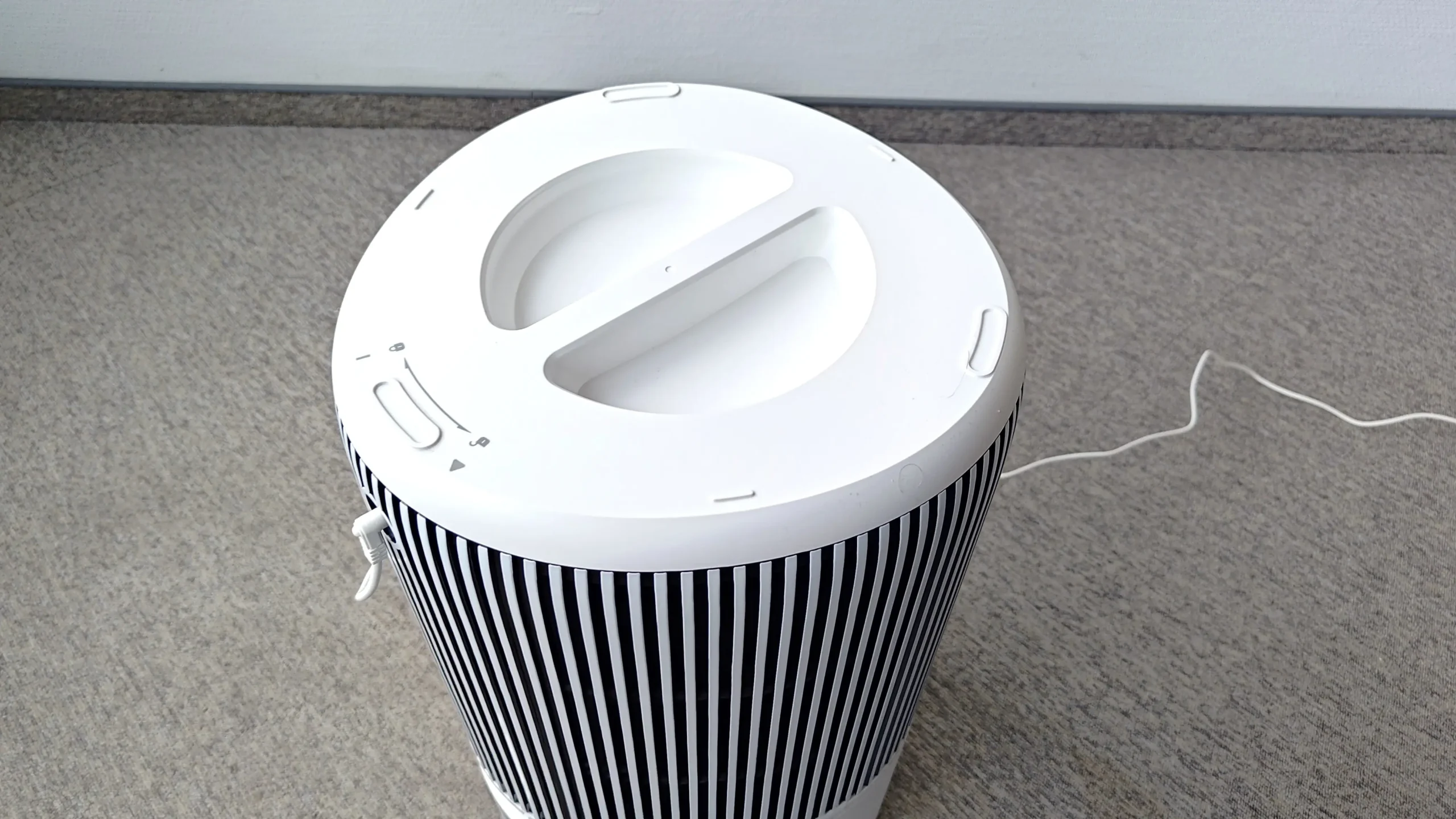 Odkręcana pokrywa filtrów w Philips AC2220/10. Znajdziesz ją na spodzie urządzenia. Źródło: materiały własne Ranking-Oczyszczaczy.pl