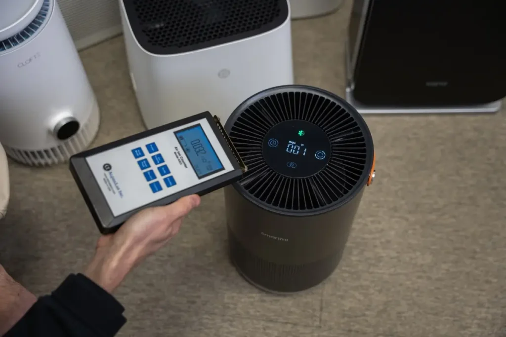 Pomiar jonów w małym oczyszczaczu powietrza. Materiały własne Ranking-Oczyszczaczy.pl