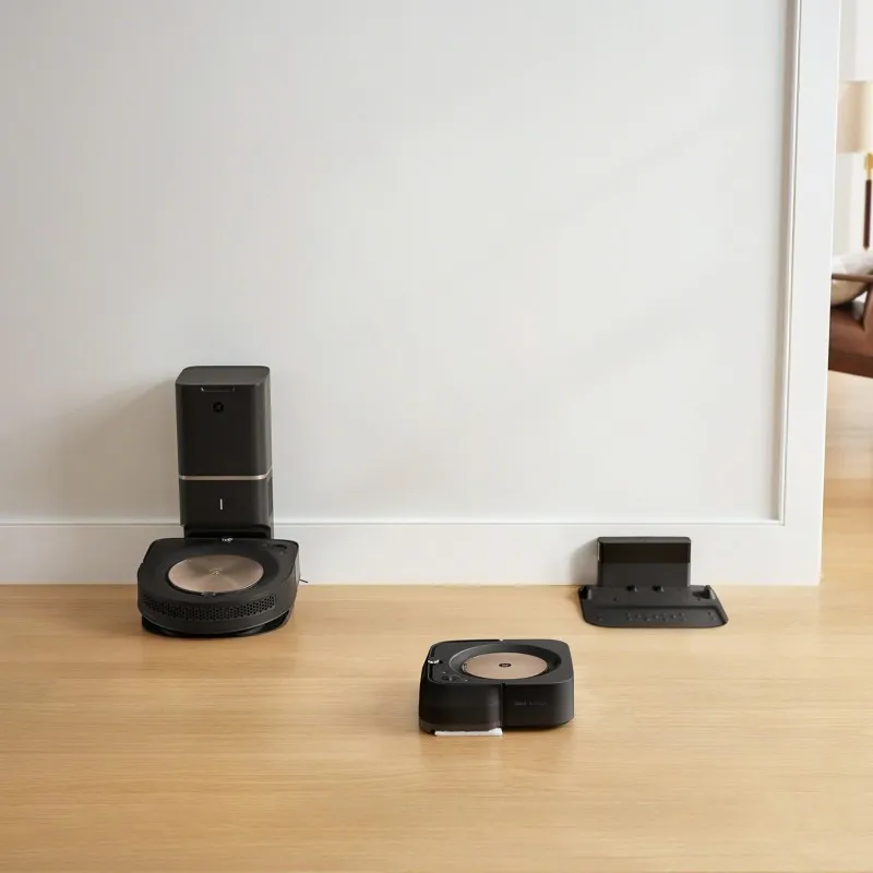 Robot sprzątający ze stacją opróżniającą z serii Roomba i robot myjący Braava Jet M6 bez stacji opróżniającej (jedynie stacja ładującą baterię robota).
