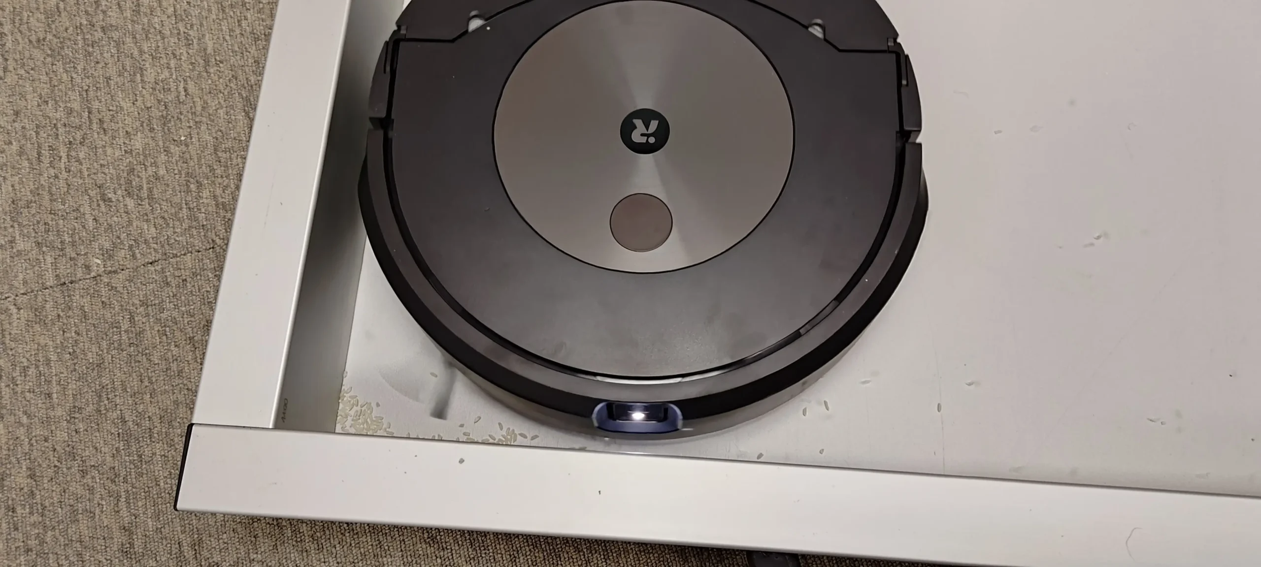 Sprzątanie ziarenek ryżu w narożniku przez iRobot Roomba J9+. Materiały własne Ranking-Oczyszczaczy.pl