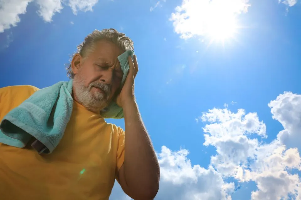 człowiek z objawami udaru, jeden ze skutków rekordu temperatury