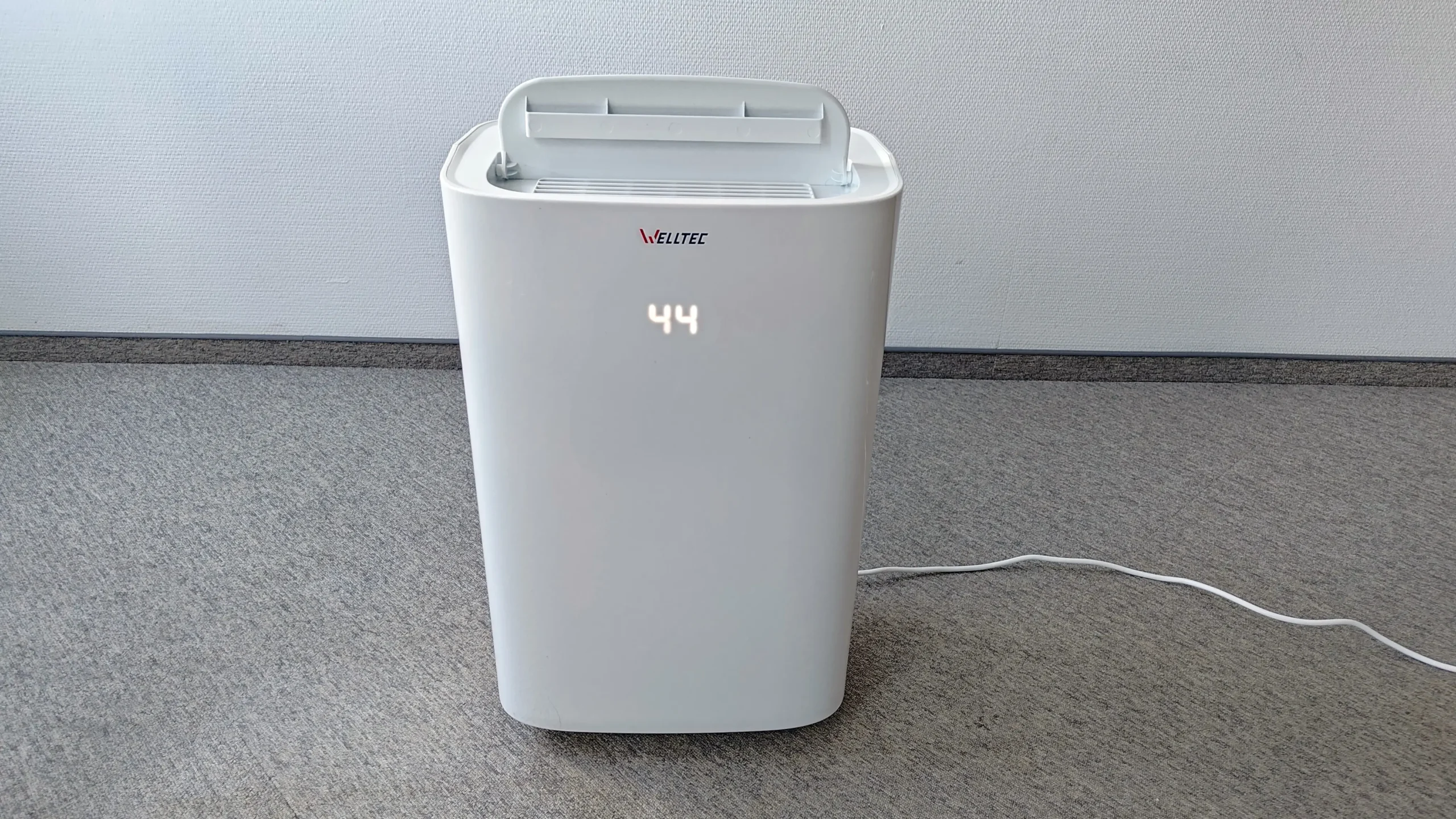 Welltec DHN30 z wyświetlaczem cyfrowym na przedniej obudowie.