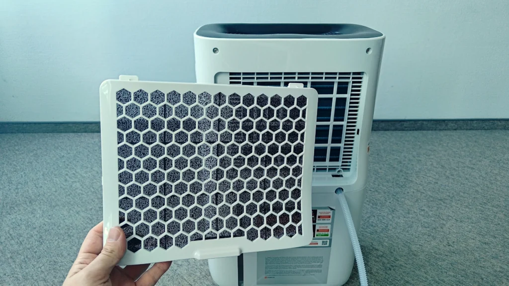 Filtr węglowy w osuszaczu Whirlpool DE20W5252. Źródło: materiały własne Ranking-oczyszczaczy.pl