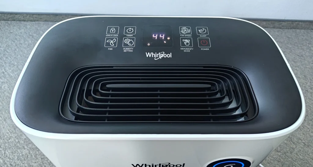 Panel sterowania osuszacza powietrza Whirlpool DE20W5252. Źródło: Ranking-Oczyszczaczy.pl