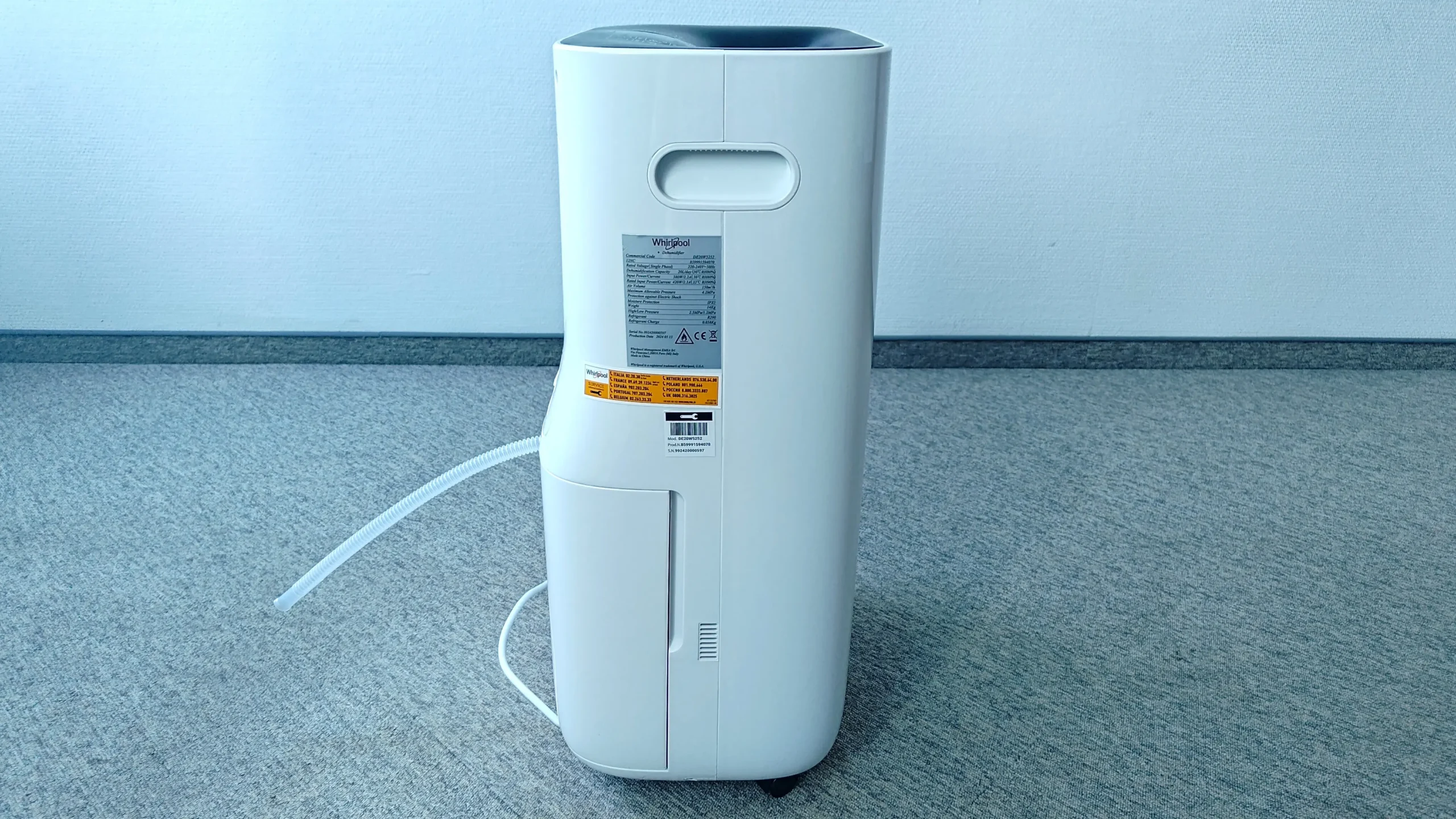 Whirlpool DE20W5252 widziany od boku. Źródło: materiał własne Ranking-Oczyszczaczy.pl