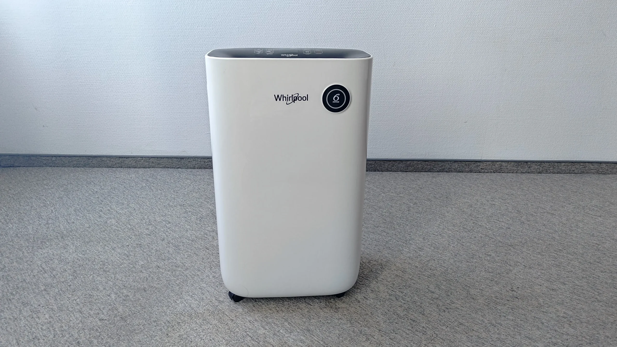Whirlpool DE20W5252 widziany od przodu. Źródło: materiały własne Ranking-Oczyszczaczy.pl
