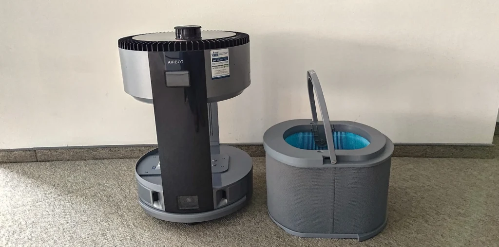 Ecovacs Airbot Z1 wraz z wyjętym filtrem HEPA