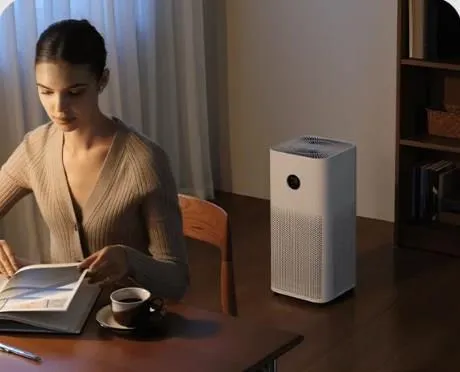 Oczyszczacz powietrza Xiaomi Air Purifier 6 w domowym gabinecie. Źródło: Mi-store.pl